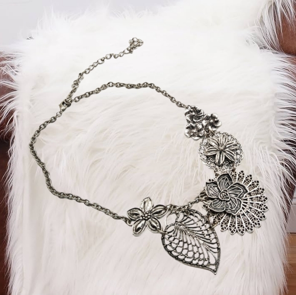 .🎄10/$20. Premier Designs ~ Gun Metal Gray Botanical Flower Plant  Necklace - Picture 2 of 6